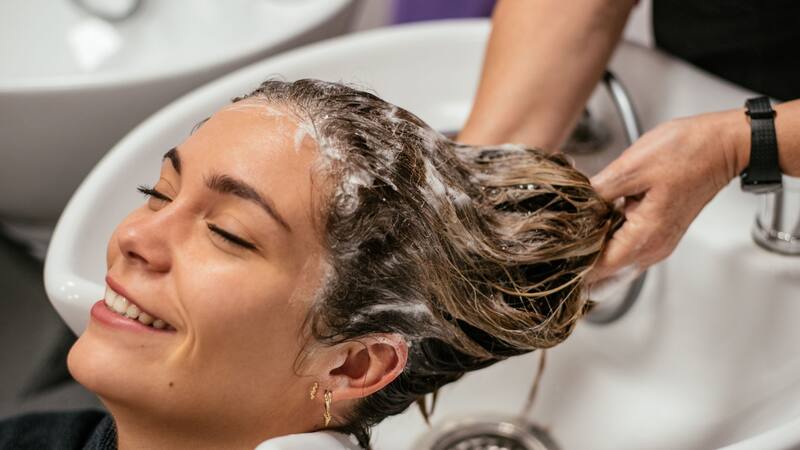 No lavar el cabello con regularidad puede provocar la acumulación de sebo, causando problemas como la dermatitis seborreica. (Fuente: Freepik)