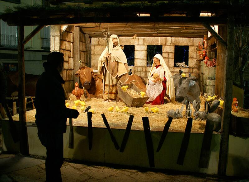 Escapadas: las calles de San Lorenzo de El Escorial se transforman en un belén gigante para Navidad. (Foto: Wikimedia).