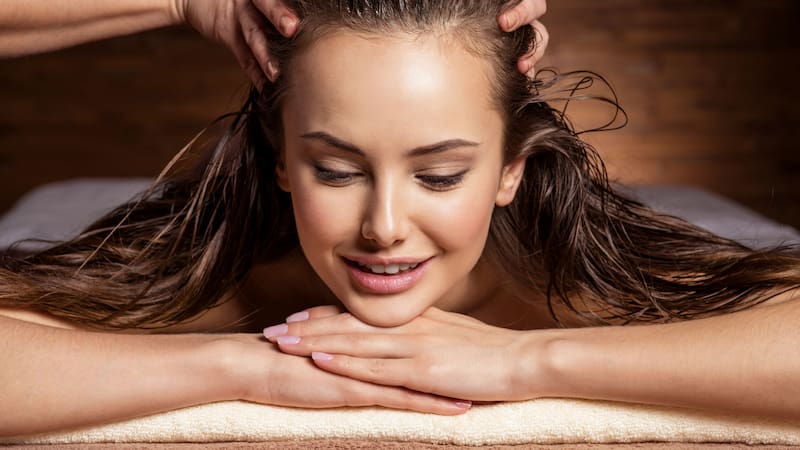 Los aceites capilares son una excelente opción para realizar masajes capilares y ofrecen una gran variedad de beneficios para la salud del pelo.