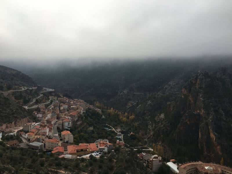 Escapadas: así se ve el pueblo de Aýna desde el mirador del Diablo. (Foto: Wikimedia).