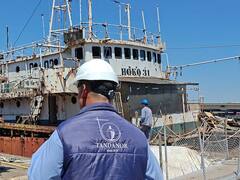 Avanza el desguace del ex pesquero Hoko 31 en la Dársena Sur