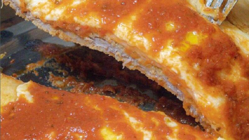 El bodegón de CABA que invita a comer y disfrutar de una milanesa napolitana que se corta con una cuchara