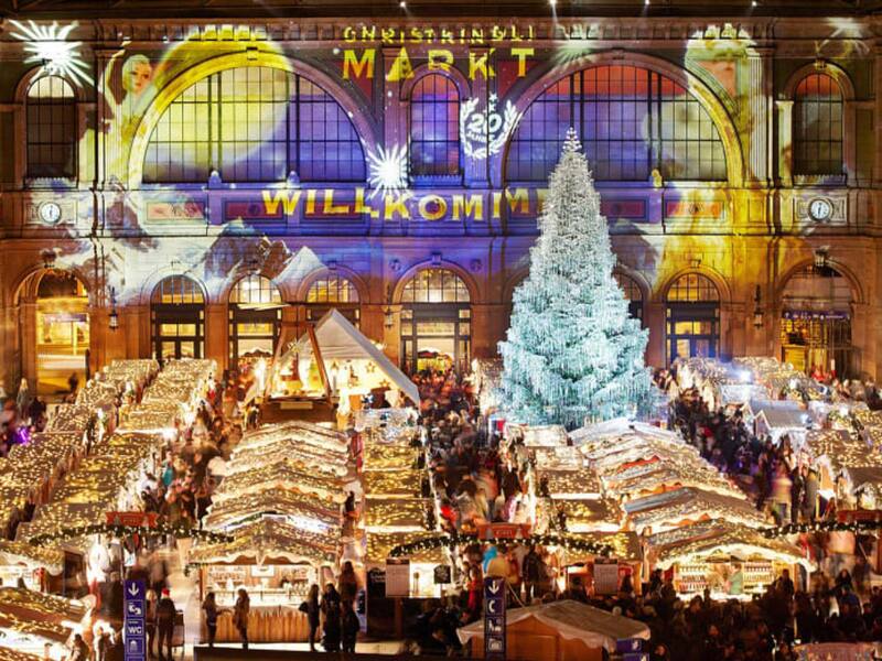 El mercadillo de la estación central de ferrocarril, conocido como Christkindlimarkt, es uno de los más icónicos de Zúrich. (Foto: www.myswitzerland.com).