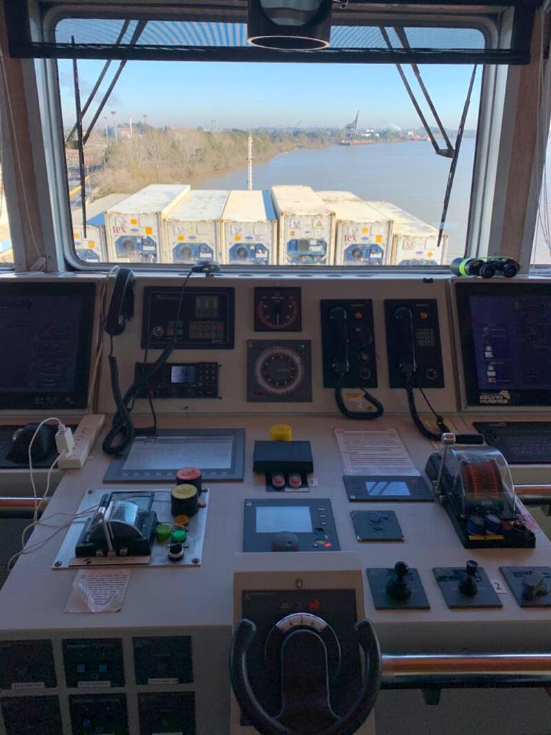 Vista desde el puente de mando del buque porta contenedores "Argentina C"