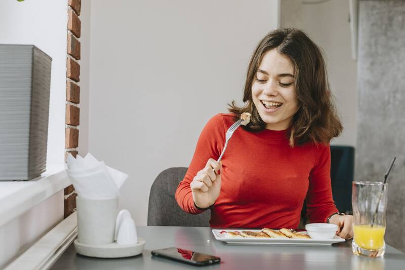 Incluir suficiente proteína en el desayuno, como huevos o yogur griego, es crucial para mantener la masa muscular y mejorar la saciedad, ayudando así a controlar el apetito a lo largo del día. (Foto: Freepik)