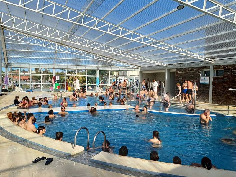 Este centro termal cuenta con piscinas pasivas y recreativas, pensadas para brindar opciones a toda la familia (Fuente: @termascolonoficial / Instagram)