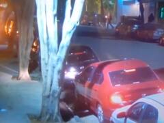 Video: así fue el ataque con bombas molotov de encapuchados contra el edificio del diario Clarín