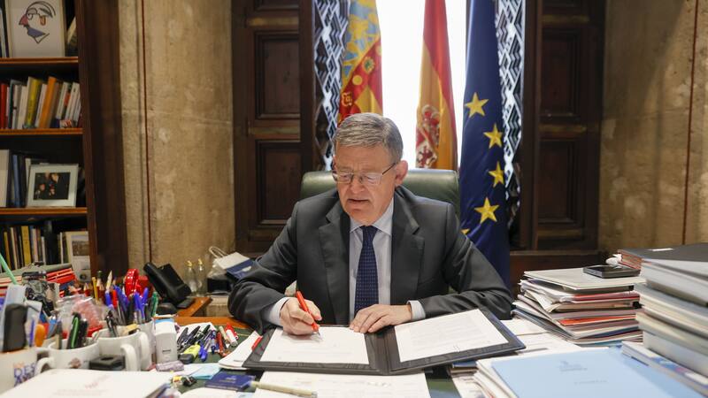 El president de la Generalitat, Ximo Puig, firma el decreto de disolución de Les Corts Valencianes de la décima legislatura y de convocatoria de las elecciones autonómicas para el próximo 28 de mayo. Fuente EFE.