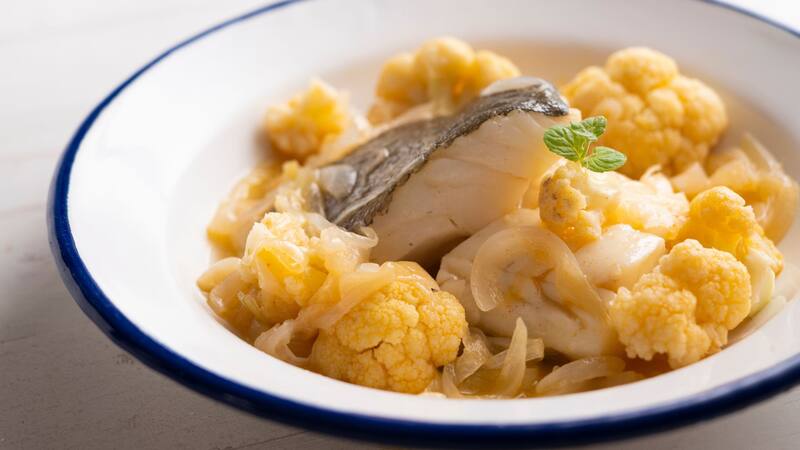 El bacalao a la gallega con coliflor es uno de los platos tradicionales de Navidad.