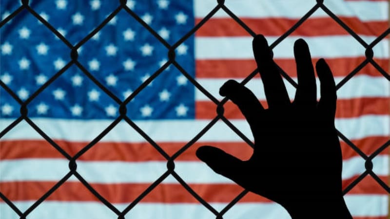 El plan del gobierno de EE.UU. contempla el uso de instalaciones militares para la detención de inmigrantes.