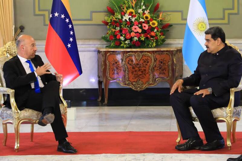 El embajador argentino Oscar Laborde y el presidente Maduro