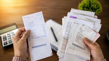 El error financiero que muchas personas cometen cuando intentan salir de deudas