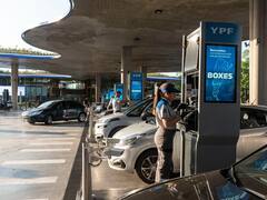 Mientras negocia aumentos con las petroleras, el Gobierno postergó la suba del impuesto sobre los combustibles