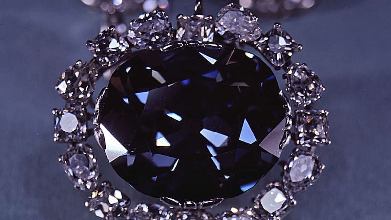 Leyendas de maldición envuelven a esta piedra preciosa, relacionado con tragedias históricas.