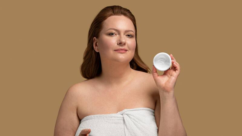 Esta crema estimula la microcirculación y activa la lipólisis, ayudando a descomponer las células grasas.