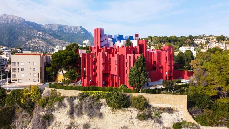 La Muralla Roja es un edificio diseñado por Ricardo Bofill en los años 70 (Fuente: Shutterstock)