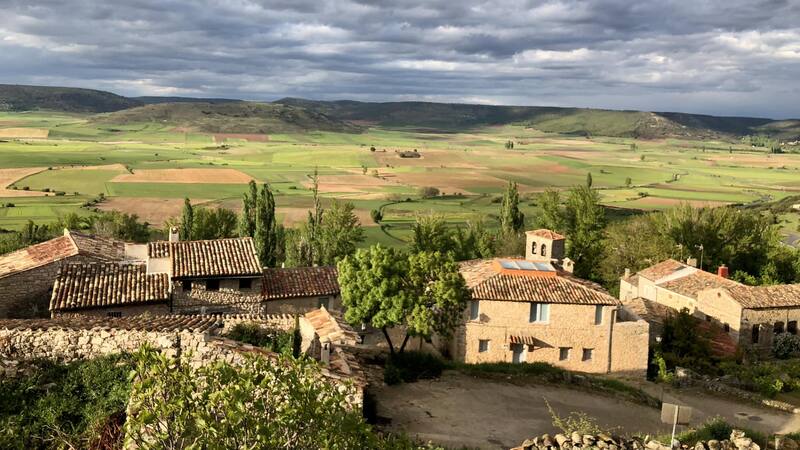 Esta a solo 2 horas de Madrid, tiene hermosos paisajes y alberga a una joya arquitectónica románica