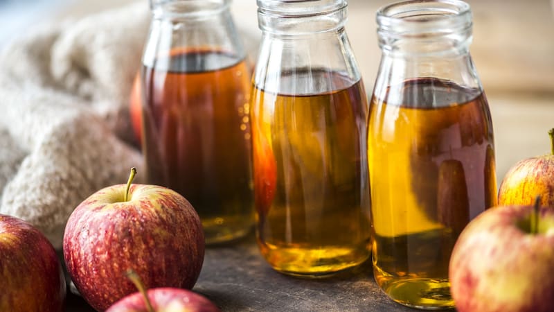 El consumo de vinagre de manzana se volvió muy popular en el último tiempo.