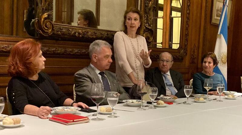 Diana Mondino en el Club Francés