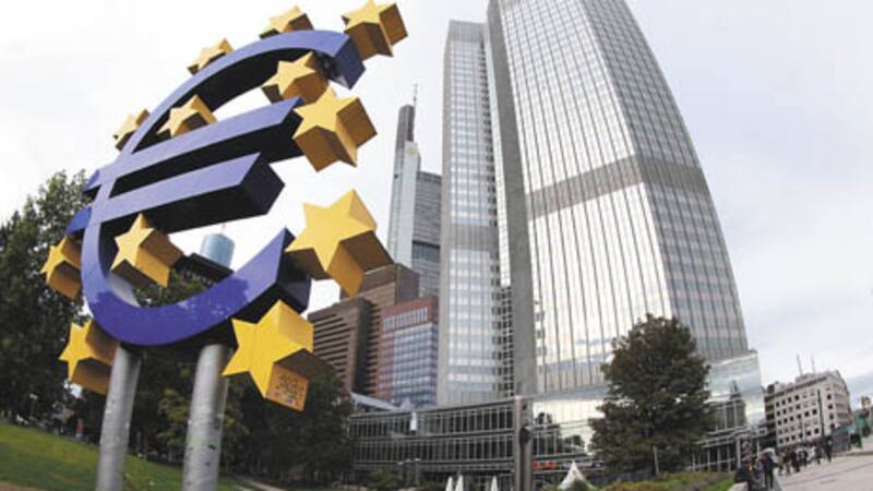 Escultura del euro frente a la sede del Banco Central Europeo en Fráncfort, Alemania