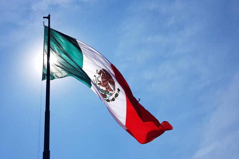 El diseño de la bandera de México fue seleccionado entre 104 opciones iniciales en el concurso global. Foto: archivo El Cronista México.