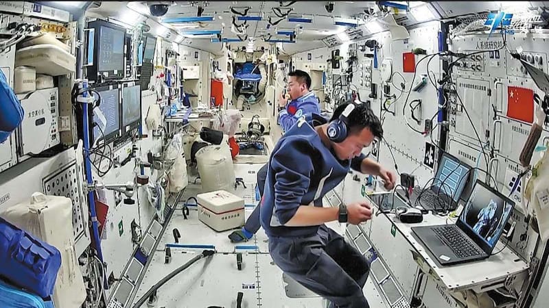 Astronautas chinos en la estación espacial Tiangong.