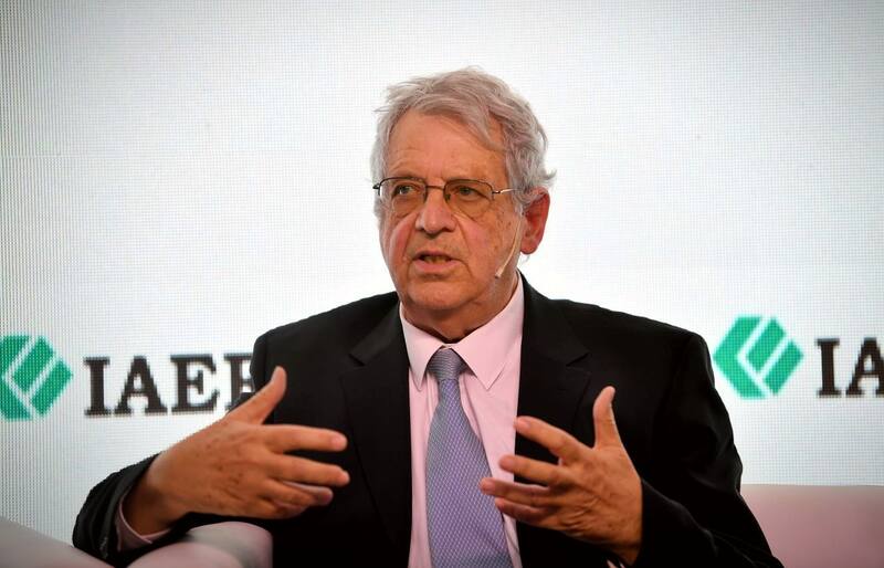 Gabriel Rubinstein trabaja sobre los costos de las empresas.