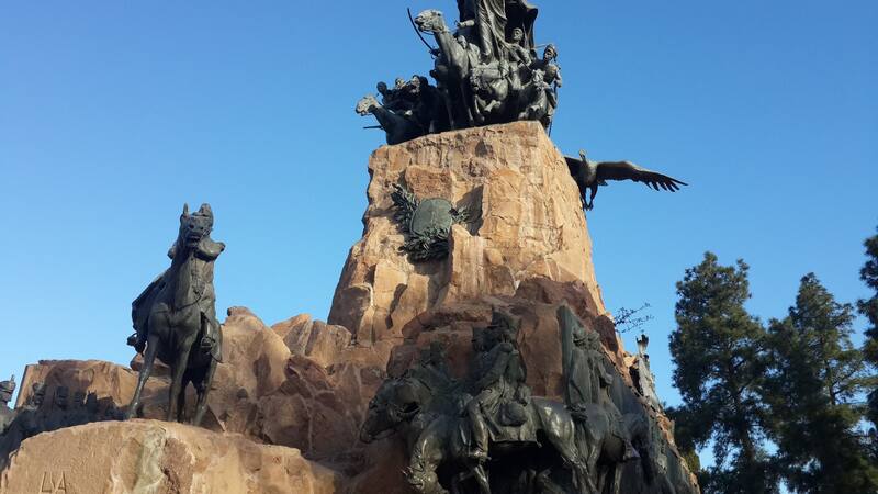 La fundación de Mendoza ocurrió en el contexto de disputas políticas coloniales.