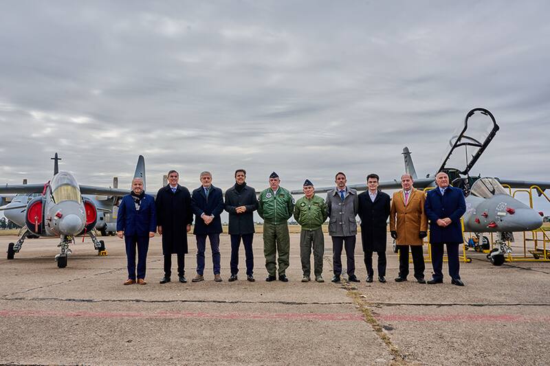 Los funcionarios del Gobierno y de la Fuerza Aérea durante la entrega de las unidades provistas por FADEA.