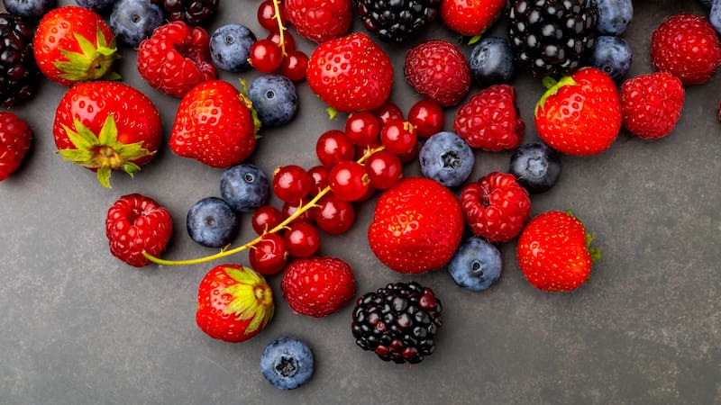 La mora, de la familia de los frutos del bosque, también es conocida como zarzamora, es una fruta carnosa y jugosa que se caracteriza por su sabor dulce.