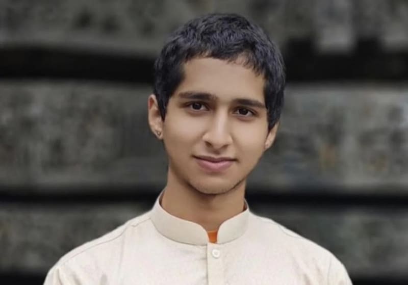 Conocido por ser un prodigio en astrología védica, Anand afirmó haber predicho eventos significativos basándose en alineaciones planetarias.