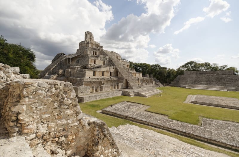 Piramides mayas edzna campeche México. Fuente: Freepik.