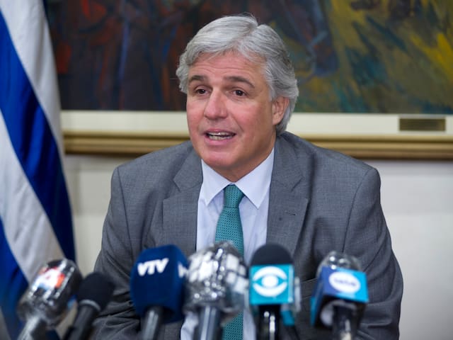 Iniciaron nuevo sumario al excanciller Francisco Bustillo con separación del cargo y retención del 50% del sueldo