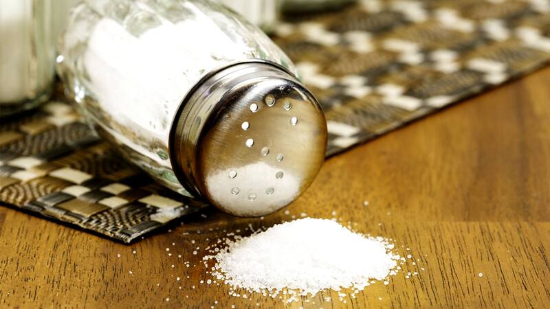 La ingesta diaria de sal de mesa no debería exceder una pequeña cucharadita al día. Fuente: archivo.