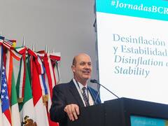 Sturzenegger: “La volatilidad cambiaria nos ayuda a desdolarizar la economía