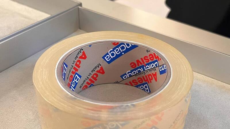 La pulsera "cinta adhesiva" de Balenciaga.