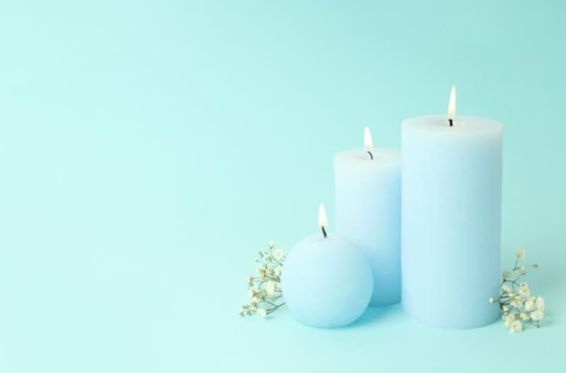 Velas color celeste para el Día de la Virgen. Fuente: Freepik.