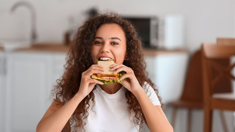 Un electrodoméstico versátil con placas intercambiables, antiadherentes y fáciles de limpiar.