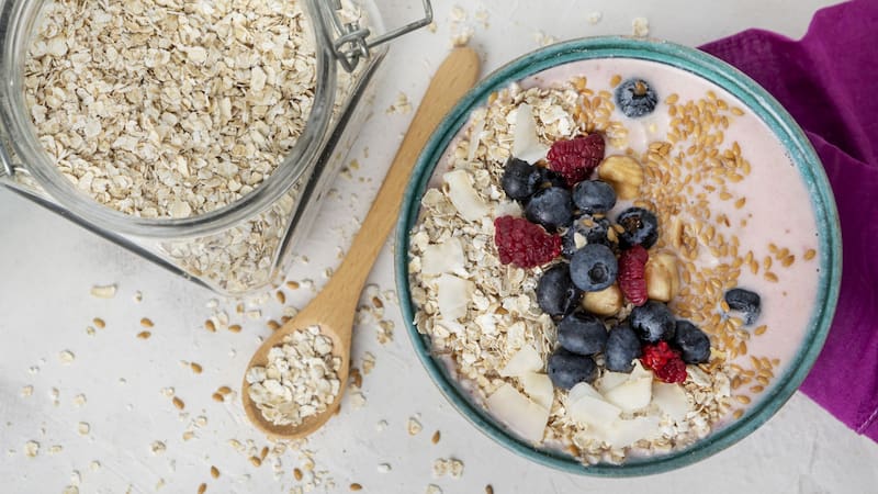 La avena es un cereal rico en hidratos de carbono, minerales y algunas vitaminas, ideal para comenzar el día con energía.