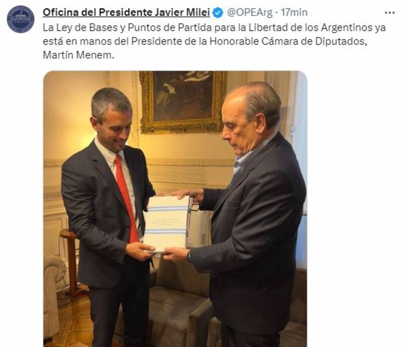 Martín Menem, presidente de la Cámara de Diputados, recibió el proyecto de Ley Ómnibus de parte del Ministro del Interior, Guillermo Francos.