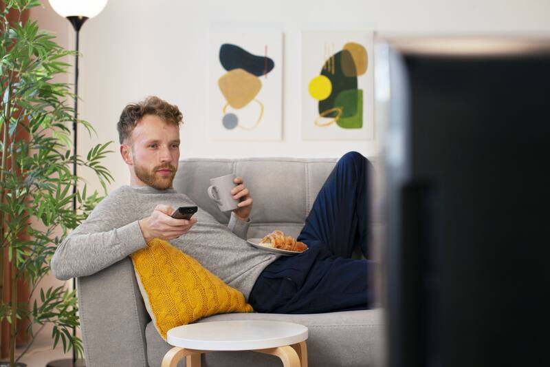 Samsung tiene opciones de modelos más económicos para quienes buscan renovar su televisor sin gastar de más. (Fuente: Freepik)