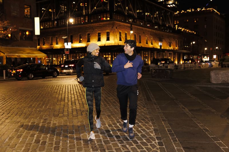 Caminar después de la cena fomenta la autonomía y la independencia, al ser una actividad fácil de incorporar a la rutina diaria. (Foto: Freepik.es)