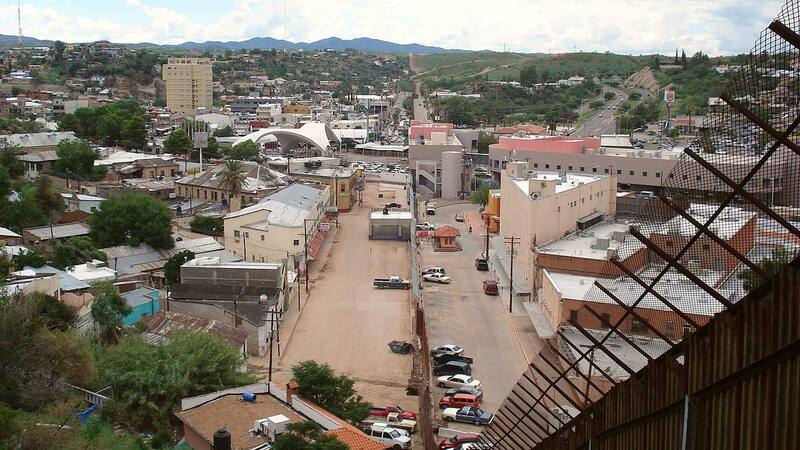 Nogales, Sonora (México) (izquierda) y Nogales, Arizona (EE. UU.) (derecha) divididas por la Frontera EEUU-México.