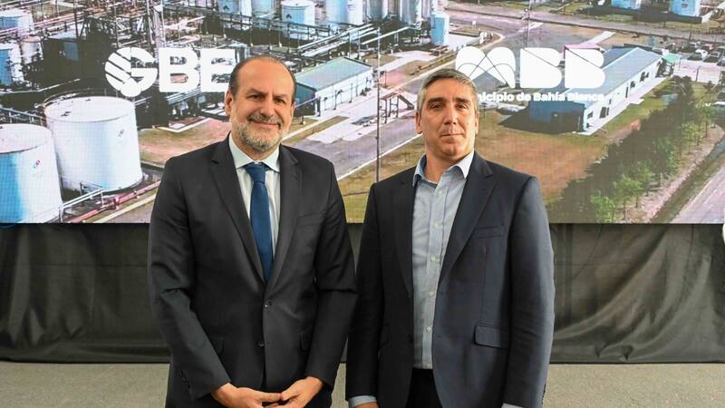 Federico Susbielles, intendente de Bahía Blanca, y Juan Manuel Ritacco, CEO de GBE; efecto RIGI: harán en Bahía Blanca la primera planta argentina de biocombustible para aviones