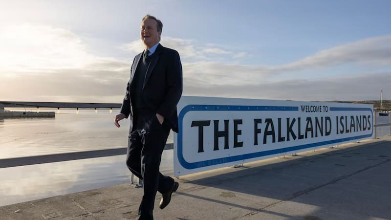 El canciller Cameron, en su última visita, del mes pasado, a las Islas Malvinas.