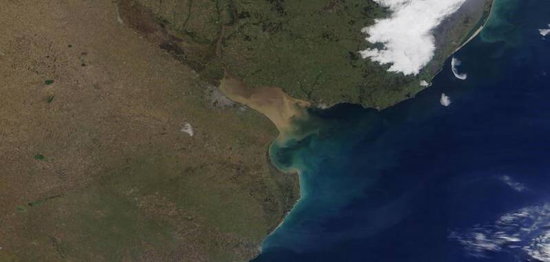 Así luce el Río de la Plata según una imagen satelital tomada por la NASA en 2021. Fuente: NASA.