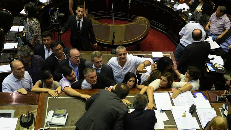 La sesión fue levantada entre gritos y acusaciones cruzadas