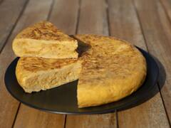 El truco más sencillo para hacer una tortilla de patatas deliciosa, con poco aceite y sin grasas