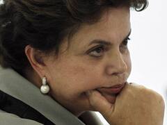 Escándalos por corrupción y condiciones económicas más adversas golpean a Dilma