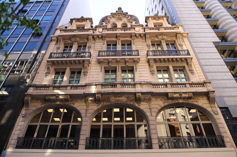 La fachada del edificio que se conecta con Florida 40